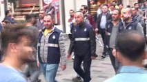 Beyoğlu Zabıtası, Taksim’de dilencilere ve seyyar satıcılara göz açtırmıyor