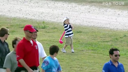 Le swing d'un enfant analysé par des commentateurs de golf