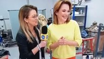 El abochornante momento en el que esta torpe reportera hace fosfatina la escultura de la artista a la que entrevista