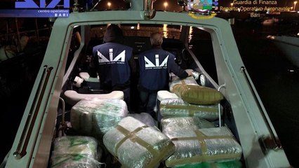 Ora News - Itali, sekuestrohet skafi me 450 kg drogë