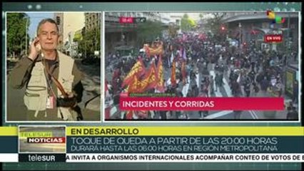 Chilenos permanecen en las calles en desafío al toque de queda