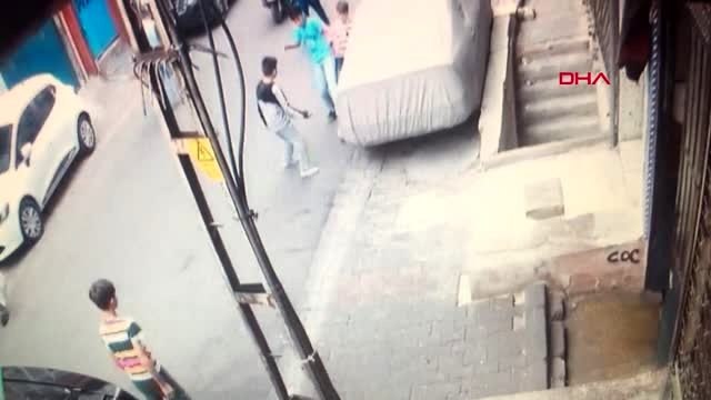 Beyoğlu'nda arkadaşının ittiği çocuk yüksekten düşerek ağır yaralandı