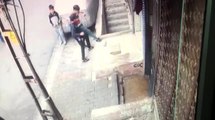 Oyun oynayan çocuğun merdiven boşluğuna düştüğü anlar kamerada