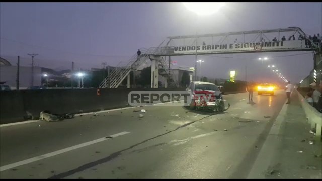 Report TV -Përplaset me trafikndarësen/ Plagoset rëndë shoferi, makina bëhet 'copash'