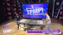 Baba défie une personne du public au ping-pong