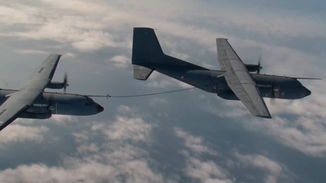 Pilotos de combate realizan maniobras de reabastecimiento