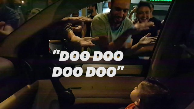 Des manifestants libanais chantent Baby shark pour rassurer un petit garçon