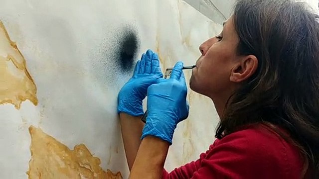 La technique de la pulvérisation de la peinture, utilisée à la Préhistoire.