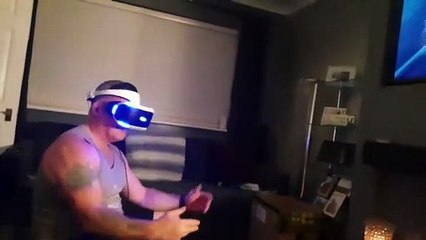 Effrayé en réalité virtuelle, il tombe du canapé !