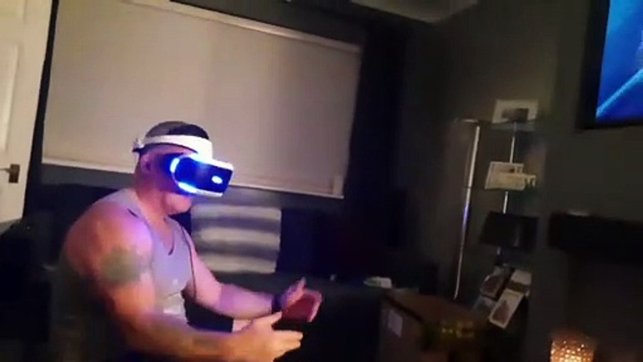 Effrayé en réalité virtuelle, il tombe du canapé !