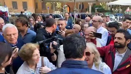 Télécharger la video: Matteo Salvini incontra i cittadini al mercato di Piazza Epiro a Roma! (22.10.19)