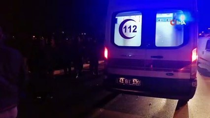 Cadde üzerinde gezen bebekli aileye çarpan otomobil böyle kaçtı