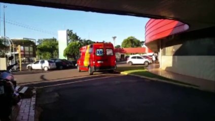 Carro atinge carrinho de bebê e criança fica ferida