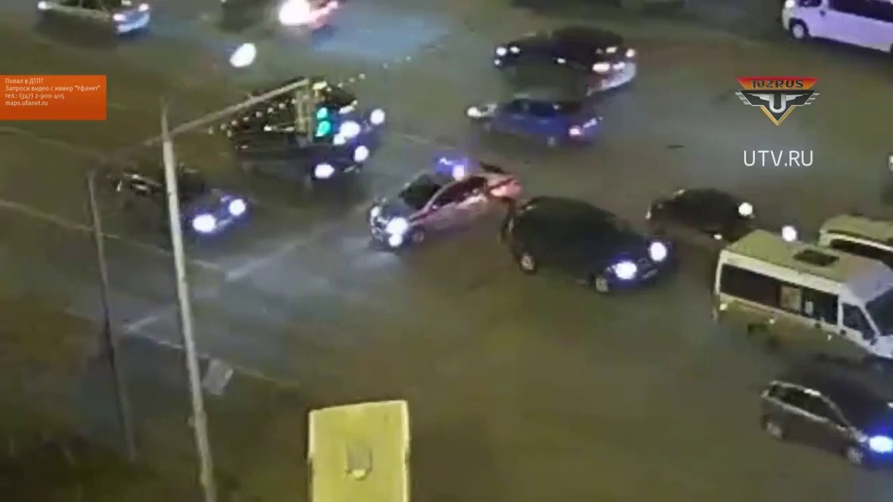 Un grand-père a beaucoup de mal à traverser. Heureusement la police est là