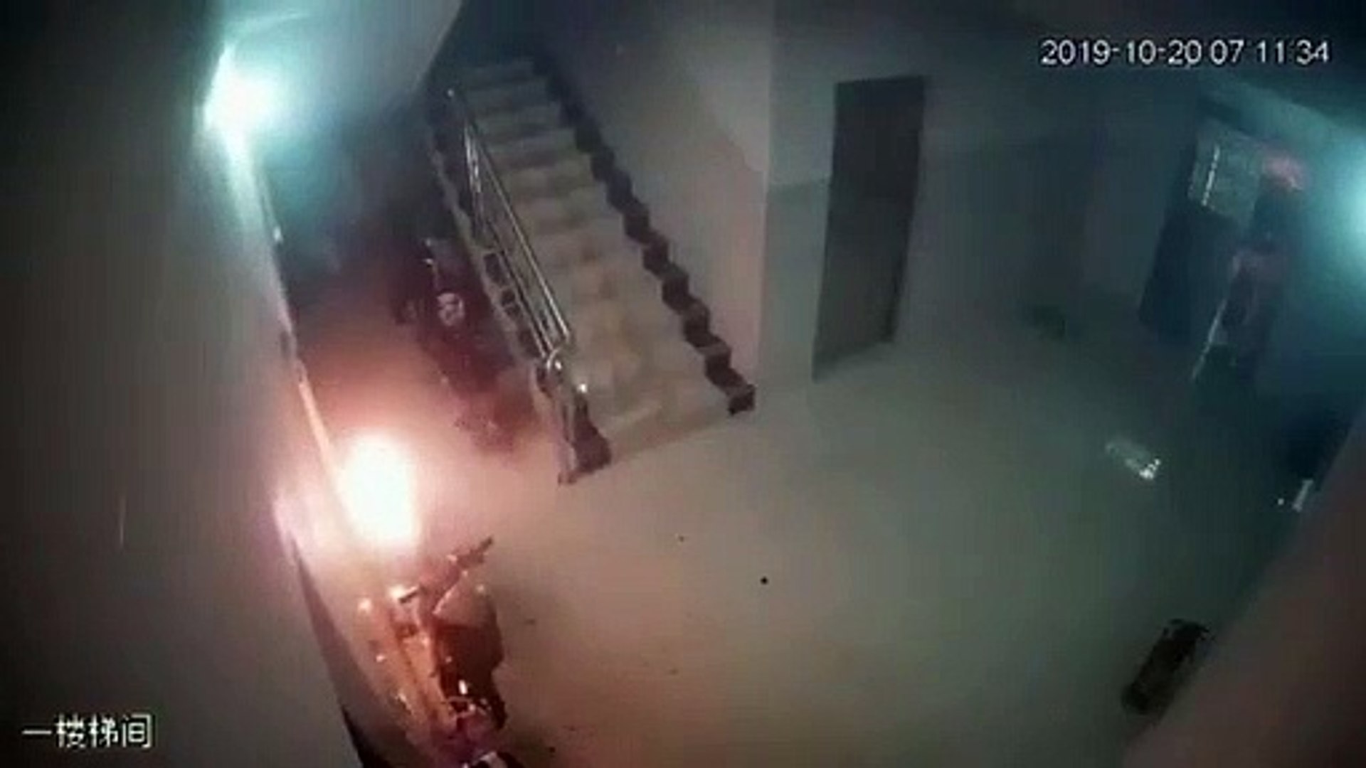 Une trottinette électrique prend feu et explose sans raison - Vidéo  Dailymotion