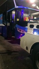 الشرطة تساعد سائقي السيارات المعطلة  بسبب سقوط الأمطار