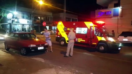 Jovem se fere após colisão entre carro e moto