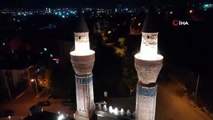 Gök Medrese gece görüntüsüyle de hayran bıraktı