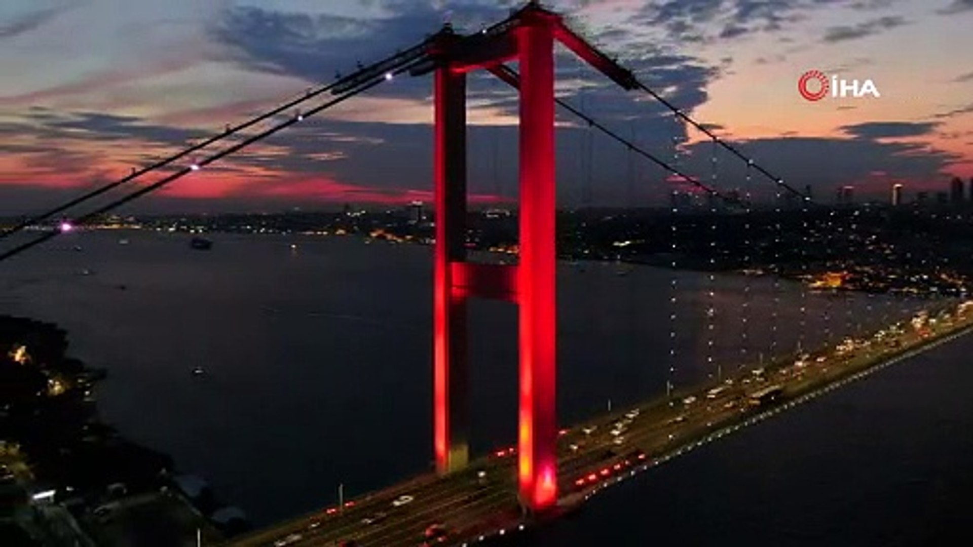 ⁣İstanbul'da kızıl bir gün batımından görüntüler