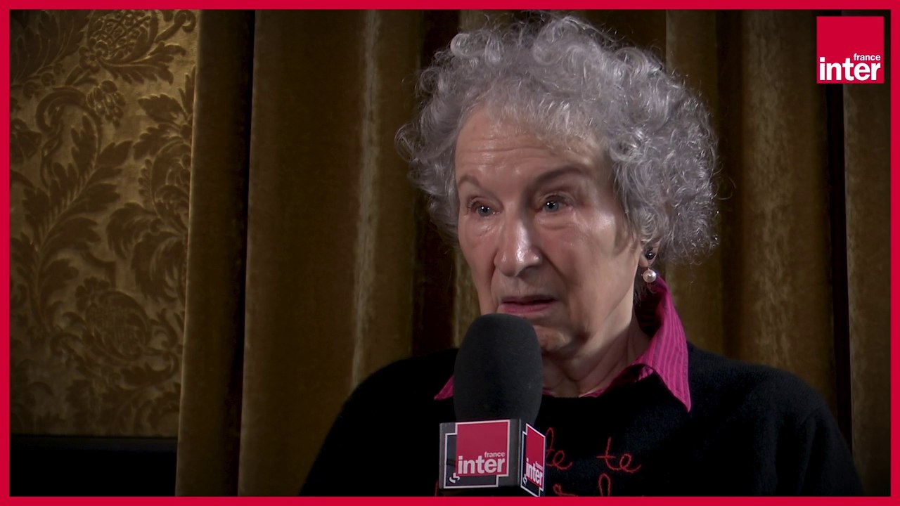 Les États-Unis ne sont "pas encore" un régime totalitaire, estime la romancière Margaret Atwood : "Il y a des tendances autocratiques mais une partie du peuple américain s'insurge et résiste contre ça".
