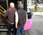 İstanbul'da otobüs şoförü ile yolcu birbirine girdi