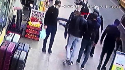Taksim meydanı'nda polis kovaladığı kapkaç şüphelisini böyle yakaladı