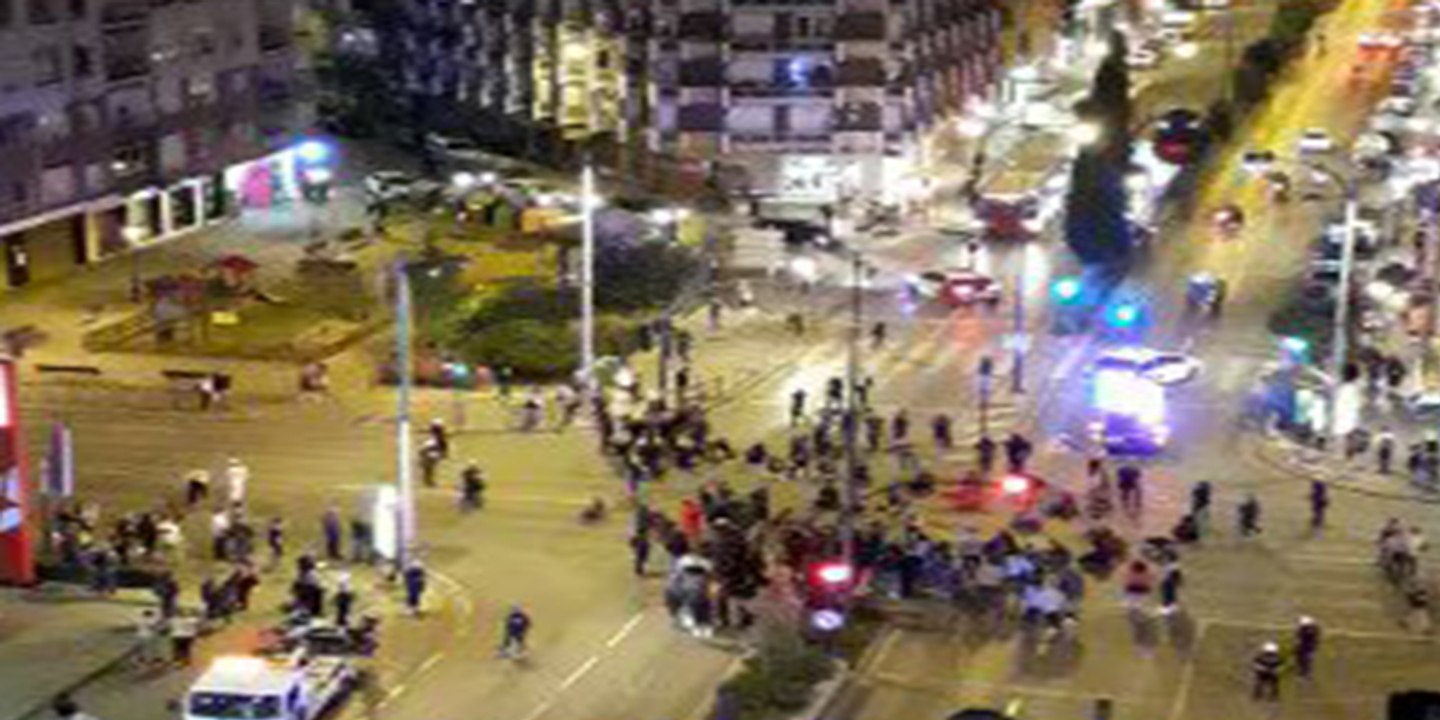Cuatro gatos se manifiestan en Granada por los 'presos políticos'; lo mejor, los gloriosos comentarios de la vecina que graba