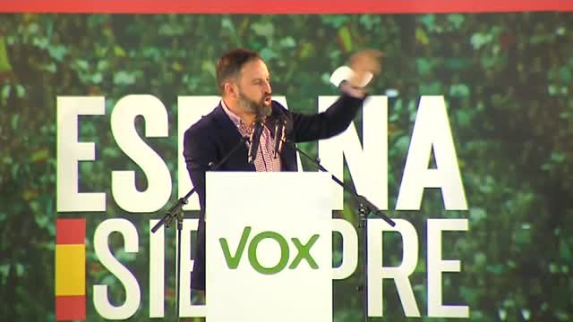 Abascal llama a Sánchez fantasma por la imagen del subfusil y le acusa de querer convertirse en víctima