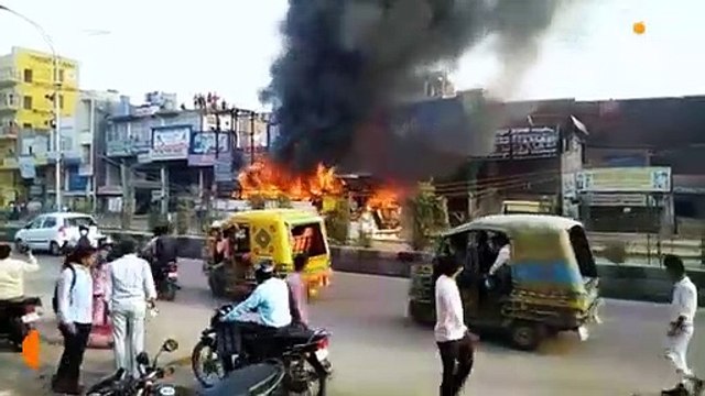 सीएनजी बस में लगी आग, यात्रियों ने कूदकर बचायी जान