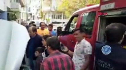 Satın aldığı otomobilin motorundan yılan çıktı