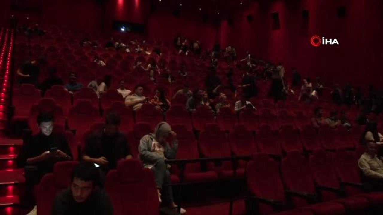 Cem Yılmaz'dan 'Karakomik Filmler' eleştirilerine yanıt..."Ne zaman bir filmimiz çıksa bizi çok...