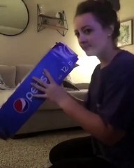 Pour un jeu, ce gros matou explose la figure de sa maitresse