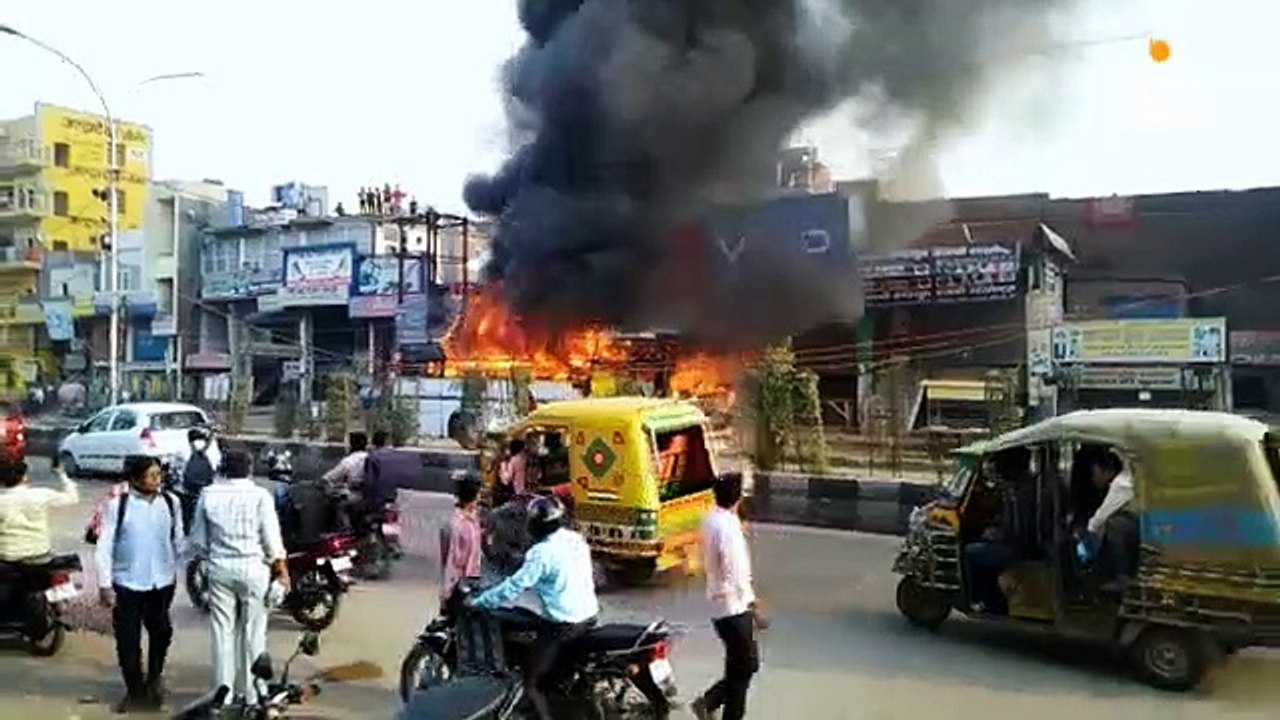 सीएनजी बस में शॉट सर्किट से लगी आग, यात्रियों न...