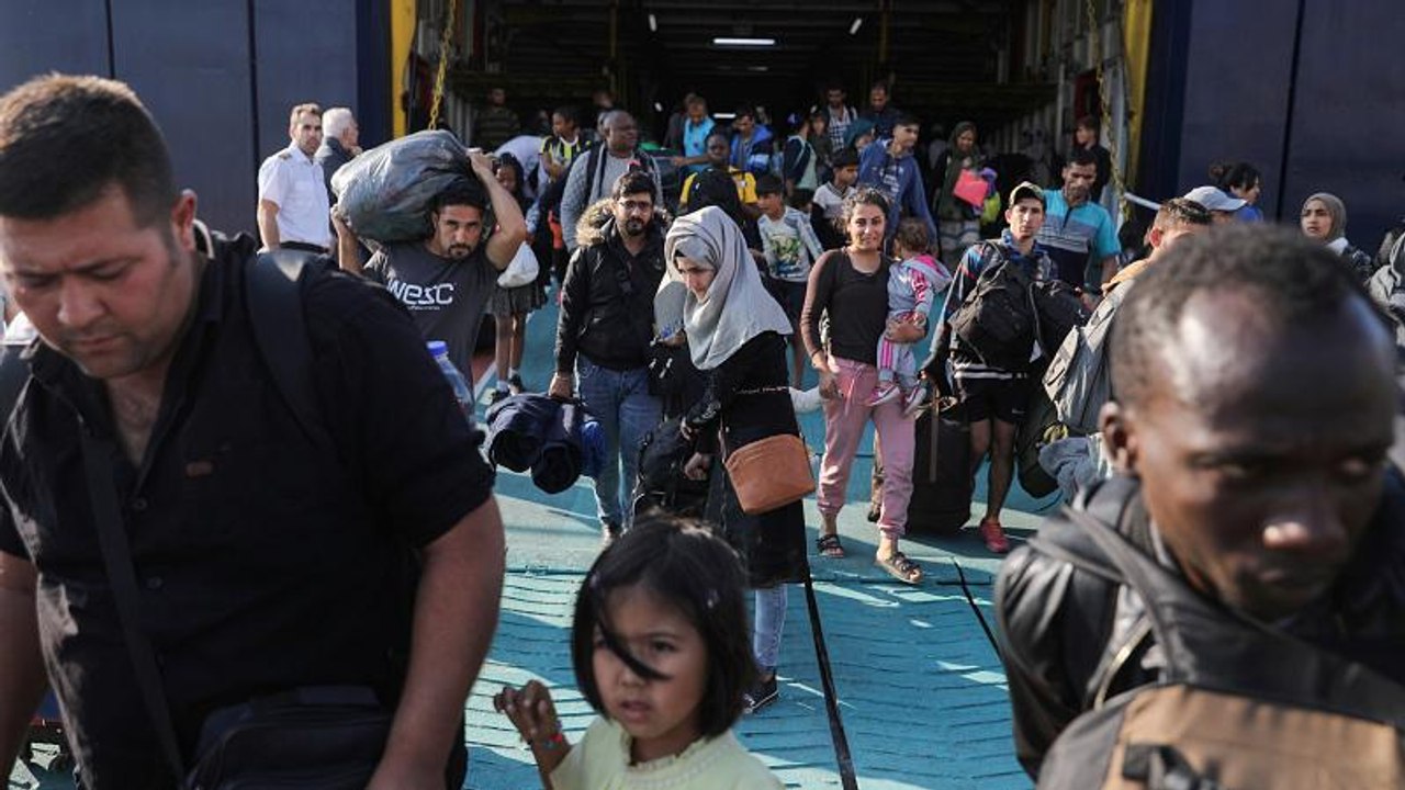 Migrants from overcrowded Greek island camps transferred to mainland