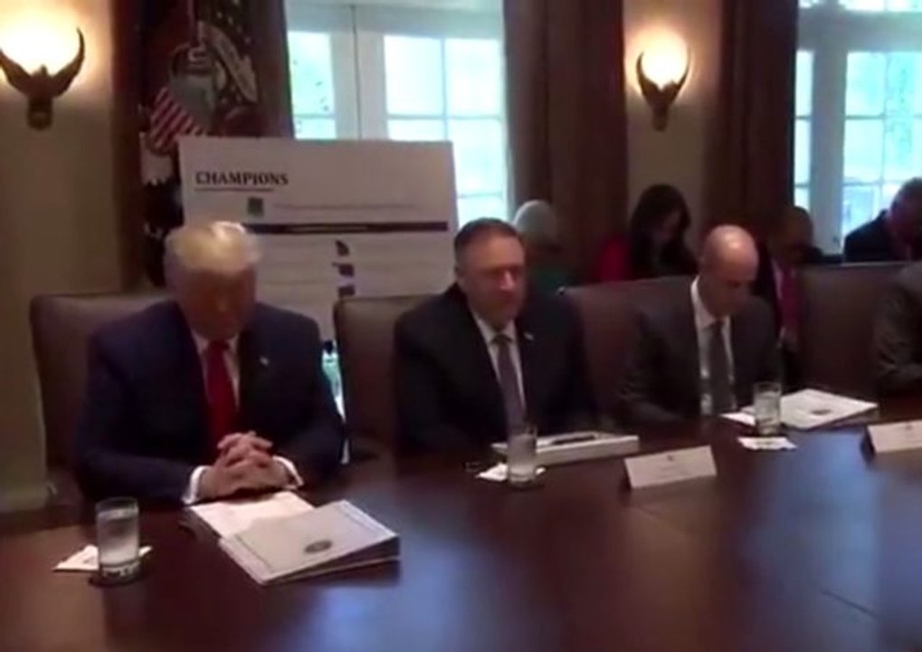 Beyaz Saray'daki kabine toplantısı Trump'a dua ederek başladı