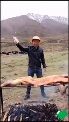 【Awesome BBQ】Chinese man grills meat using a car
