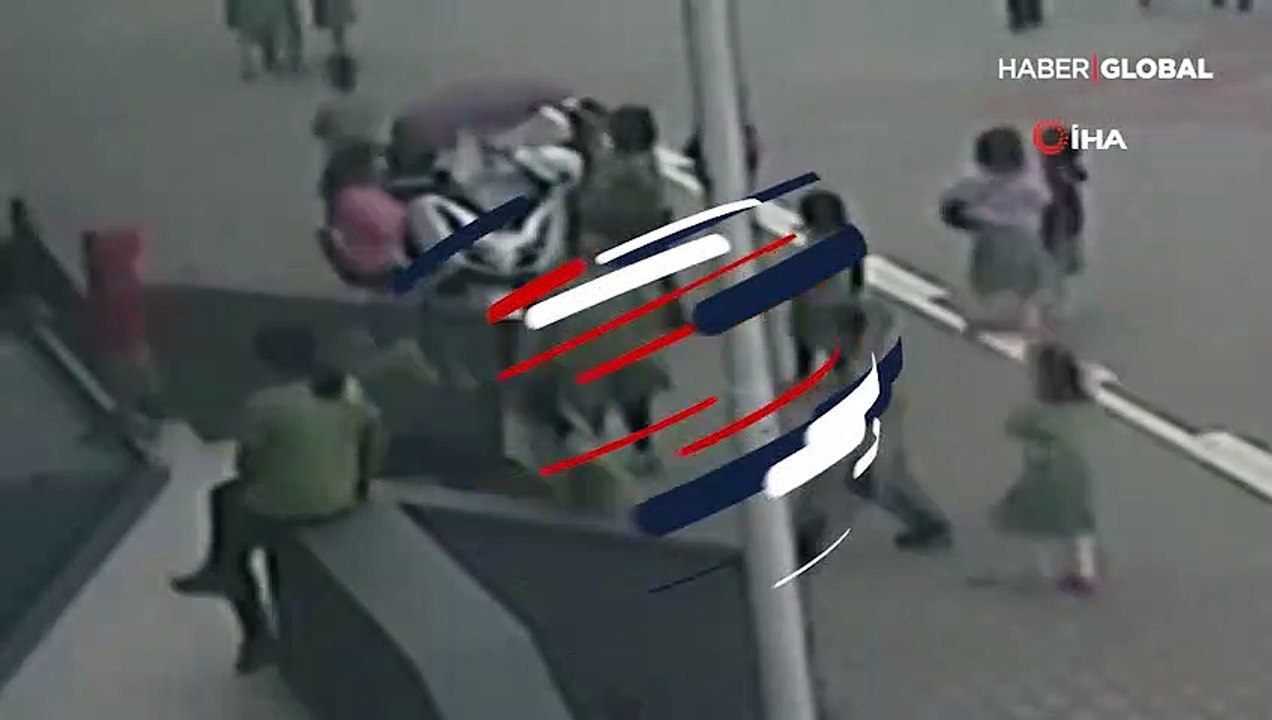 Kendisi ıslandı ama polis motosikletini yağmurdan korudu