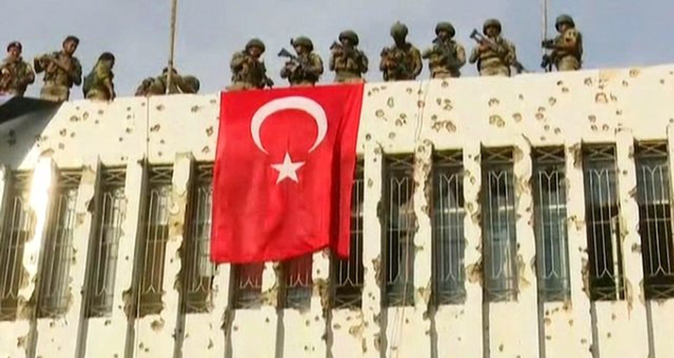 Son dakika: Resulayn'da Türk askerleri, terör örgütü YPG'nin karargahına Türk bayrağını astı
