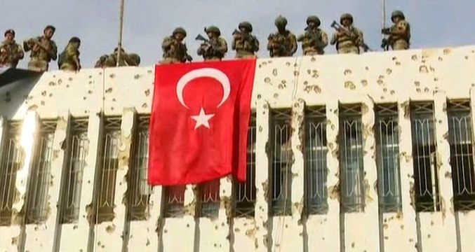 Son dakika: Resulayn'da Türk askerleri, terör örgütü YPG'nin karargahına Türk bayrağını astı