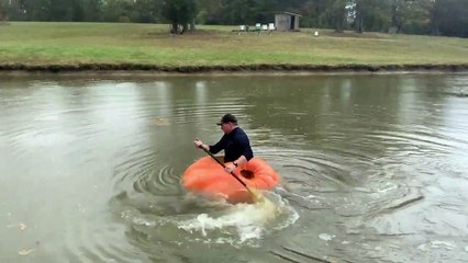 413 kiloluk balkabağı yetiştirdi, bot olarak kullanıyor