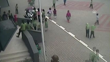 Polis motosikletini yağmurdan koruyan öğrenciye ödül