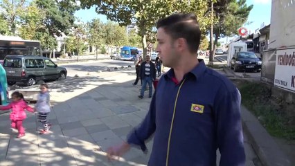 Sokak ortasında insanlara arkadan bıçakla saldıran şahıs kamerada