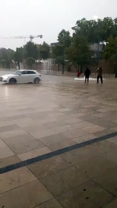 INSOLITE - Ski nautique sur le parvis de la médiathèque André Malraux de Béziers