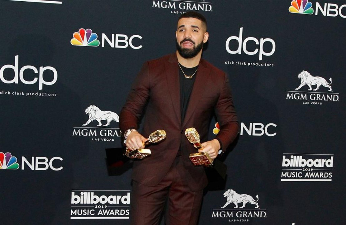 Drake aux anges de voir Rihanna à sa fête d'ann...