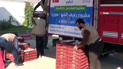 Sınırın sıfır noktasındaki mültecilere ekmek dağıtıldı