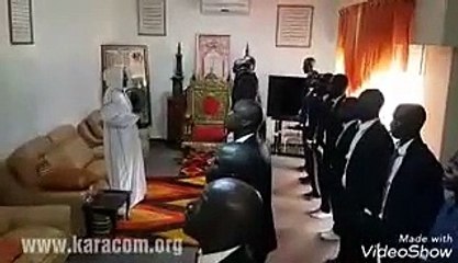 Le général Kara en pleine séance de répétition avec ses soldats