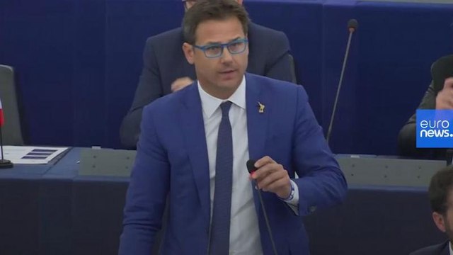 Europarlamento, il leghista Ciocca getta a terra scatola di cioccolatini turchi