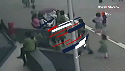 Kırık şemsiyesiyle polisin motosikletini yağmurdan korudu