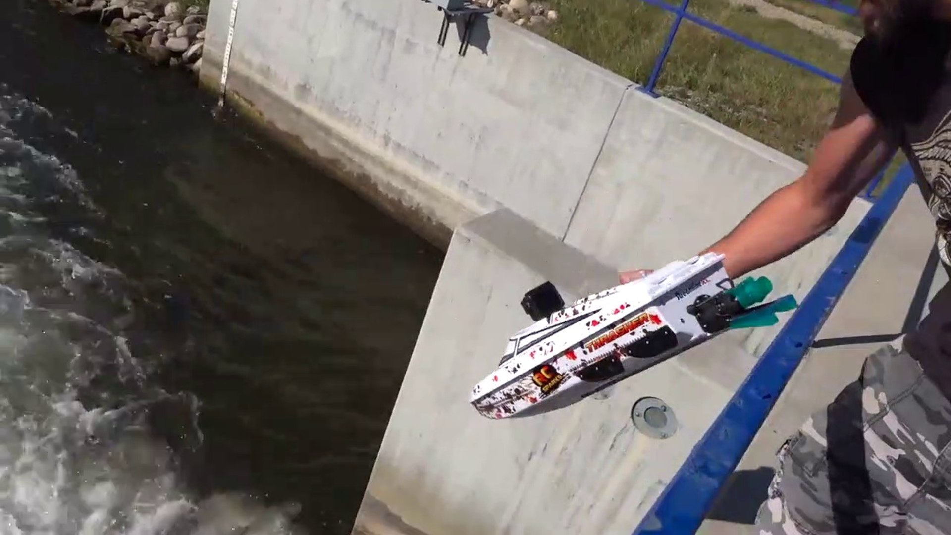 I THREW A JET BOAT off a BRIDGE! STREAMLINE RC V3 THRASHER _ RC ADVENTURES  - video Dailymotion