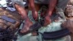 Cert artiste du Kenya récupère de vieux pneus de motos pour les transformer en... sandales